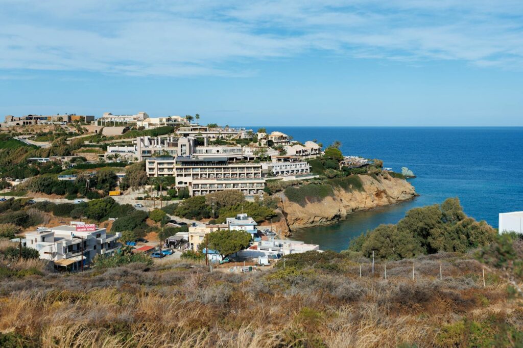 Het centrum van Agia Pelagia op Kreta gezien vanaf de heuvels