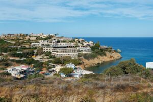 Het centrum van Agia Pelagia op Kreta gezien vanaf de heuvels