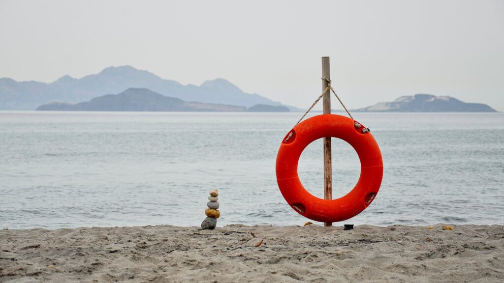 Strand op het Griekse eiland Kos met uitzicht over zee