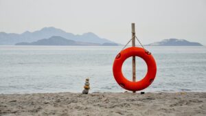 Strand op het Griekse eiland Kos met uitzicht over zee