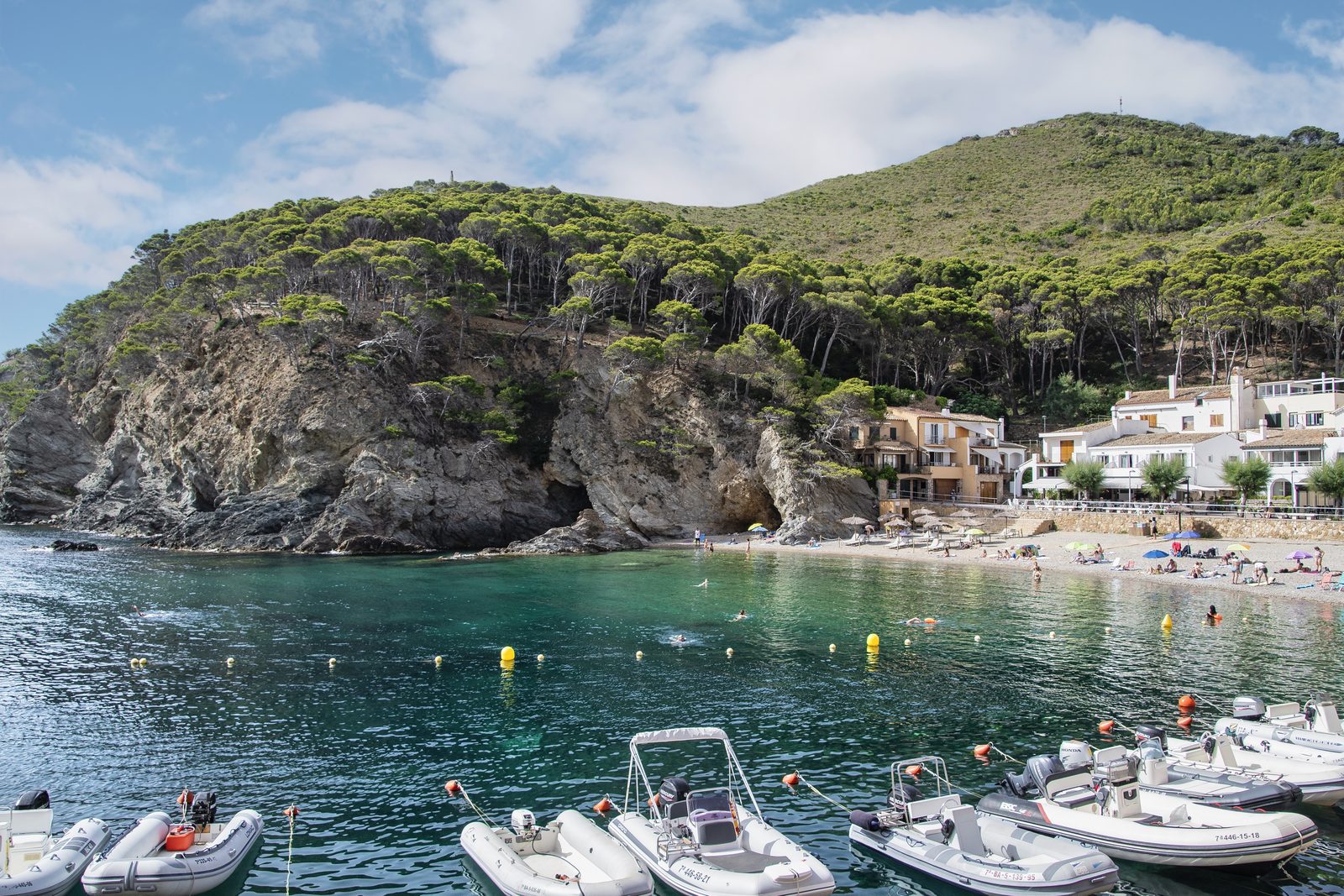 Turquoise baai met heldere zee op Mallorca