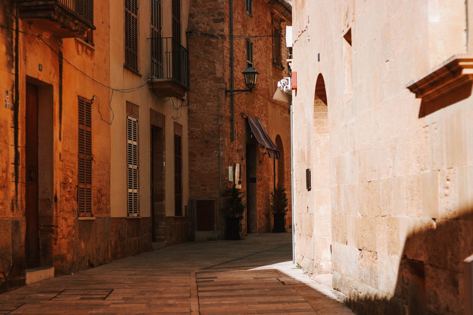 Sfeervol straatje in de oude stad van Palma, het centrum van Mallorca